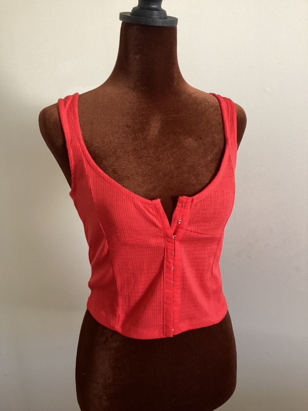 Tank with front hook closure - Picture 2 of 5